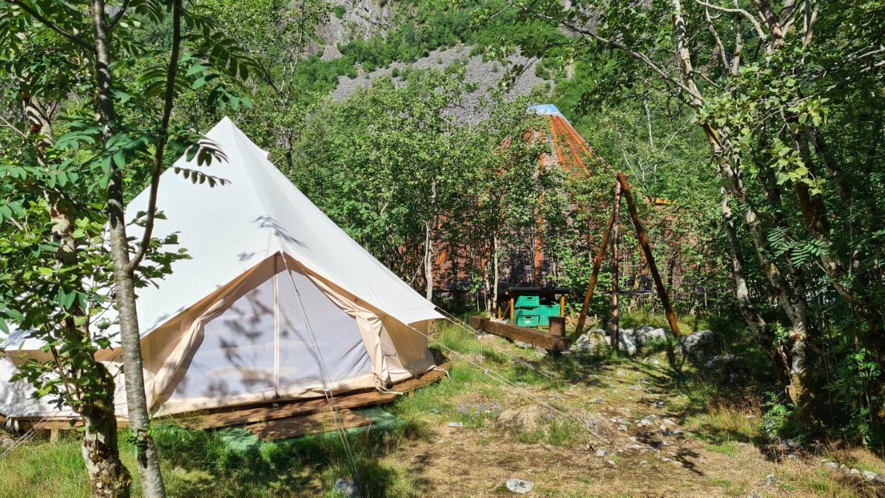 Хостел Hardanger Basecamp Osa Екстер'єр фото